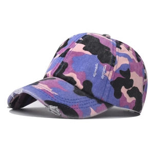 Détail de la casquette de baseball camouflage pour queue de cheval en toile de coton rose