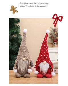 Gnomi di Natale con cappelli a maglia e barbe bianche su decorazione festiva da tavolo