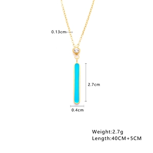 Detalles del collar de acero dorado con medidas del colgante de turquesa