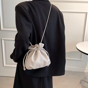 Schicke cremeweiße Tunnelzug-Beuteltasche aus weichem PU-Leder für vielseitiges Crossbody-Tragen