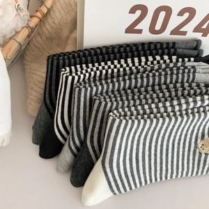 Gestreifte Crew-Socken für Damen im japanischen Stil mit süßer Bärenkopf-Stickerei