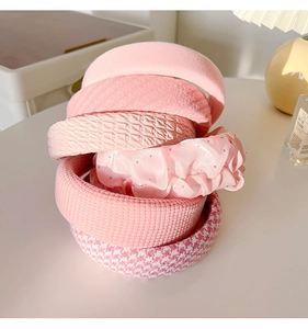 Vista dettagliata del set di cerchietti rosa in velluto e tessuti intrecciati