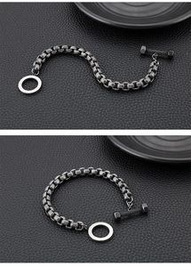 Industriële titanium stalen armband met halter-sluiting op zwart getextureerd leer