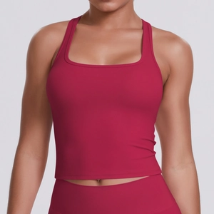Gros plan sur le haut de sport dos nageur rose avec tissu élastique et décolleté carré