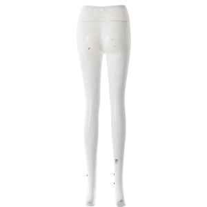 Détail macro du legging blanc texturé avec un nœud élégant au dos et design à étrier