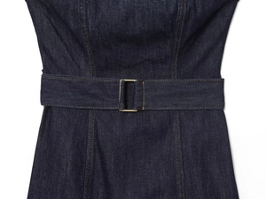 Gros plan détaillé sur denim bleu foncé avec ceinture et boucle métallique dorée rectangulaire