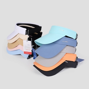 Primo piano di visiere sportive multicolori che mostrano vari colori e etichette.