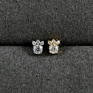 Vue macro des clous de labret en titane G23 argent et or avec amas de zircones cubiques