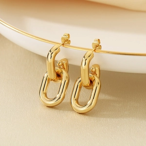 Detailansicht hohler Gliederketten-Ohrringe mit hochwertiger 18K-Goldbeschichtung