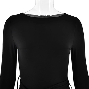 Détail du col rond et de l'épaule d'une robe noire moulante à manches longues extensible