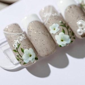Stickers ongles floraux avec perles 3D et motifs de fleurs blanches sur base nude