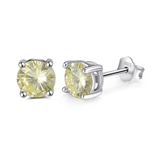 Vue détaillée des boucles d'oreilles en argent S925 avec pierre jaune et serti à quatre griffes