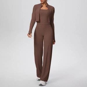 Détail d'un ensemble de yoga 3 pièces marron chocolat avec veste zippée et pantalon