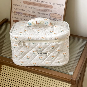 Gros plan sur la trousse de maquillage matelassée à cerises avec broderie MELODY