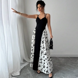 Détail d'une robe longue dos nu avec un imprimé floral contrasté noir et blanc chic