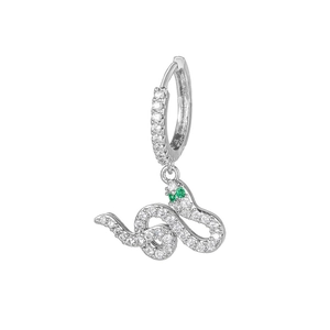 Détail de boucles d'oreilles serpent avec zircons blancs et yeux en pierres vertes