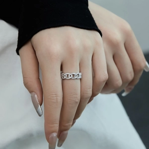 Detailed view of an S925 sterling silver chain ring with pavé zircons on a model hand