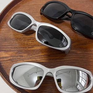Lunettes de soleil de sport pour enfants avec verres noirs et argentés sur plateau en bois