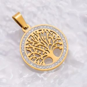 Makroansicht des goldenen Edelstahl-Anhängers mit Lebensbaum-Design und Kristallbesatz