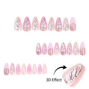 Faux ongles amande roses avec nœuds 3D chrome argenté et perles sur fond blanc uni
