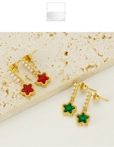Gros plan sur des boucles d'oreilles en étoile avec gemmes rouges, vertes et perles