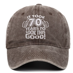 Detalle del bordado del 70 cumpleaños en la gorra de béisbol de algodón lavado