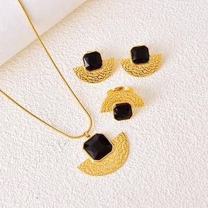 Vintage fan-shaped jewelry set with black square zircon in gold-plated stainless steel