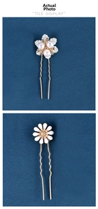 Vue détaillée des épingles à cheveux marguerites faites main avec perles et or
