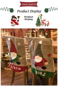 Dettaglio coprisedia natalizi in tweed grigio con ricamo gnomo 3D e scritta SNOW