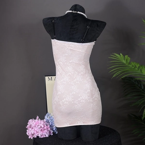 Vista detallada de la textura de encaje rosa y tirantes finos en este vestido ajustado