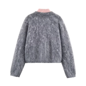 Dames vest in grijs pluizig breisel met roze contrasterende kraag, vanaf de achterkant