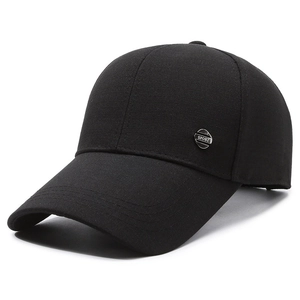 Berretto da baseball in cotone nero con visiera lunga ed emblema sportivo in metallo