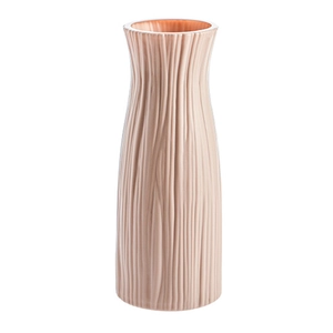 Vase en plastique rose style Morandi avec relief texture bois sur fond blanc