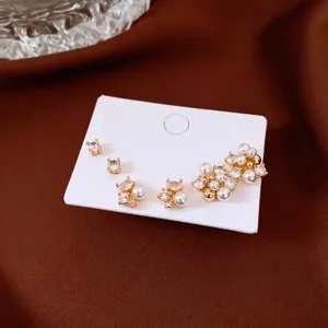Set de boucles d'oreilles fleur plaqué or 18k avec perles et zircons sur velours