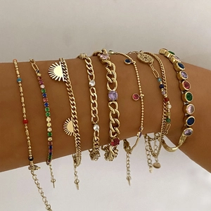 9-teiliges vergoldetes Edelstahl-Armband-Set mit bunten Zirkonsteinen für Damen am Arm