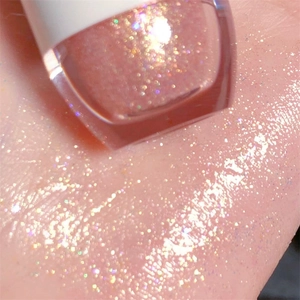 Macro di ombretto liquido rosa glitterato che mostra l'effetto scintillante sulla pelle