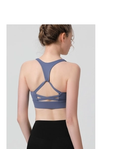 Détail de la brassière de sport dos croisé montrant les bretelles et le tissu bleu
