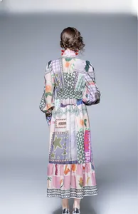 Dettaglio del retro di un abito lungo vintage con stampe floreali a patchwork
