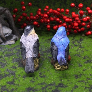 Statuine di uccelli realistici in resina con base effetto legno per decorazione