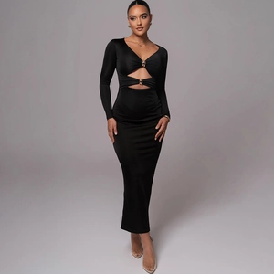 Detailansicht des schwarzen Bodycon-Kleides mit Cut-outs und dekorativen Metallschnallen