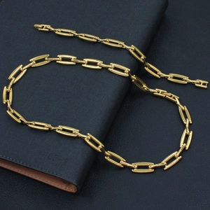 Detailaufnahme der 18K vergoldeten Edelstahlkette mit rechteckigen Gliedern