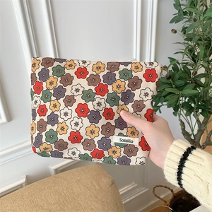 Détail de la trousse de maquillage en velours côtelé à fleurs vintage avec étiquette Sozakka