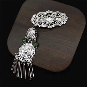 Retro Ethno-Brosche in Silber mit grünen Kristallen und langen Fransenanhängern