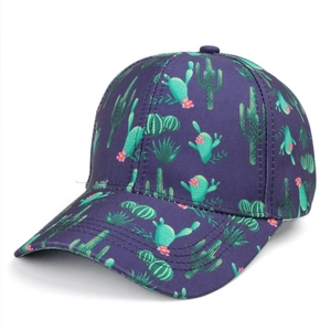 Detailansicht einer lila Baseballkappe mit einem lebhaften grünen Kaktus-Print-Design