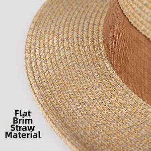 Gros plan sur la texture de paille de papier tissée et le ruban brun du chapeau de soleil