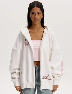 Dettaglio della felpa con cappuccio Y2K bianca con grafiche di rose e stampe di slogan