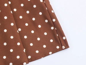 Detailansicht des dunkelbraunen Polka-Dot-Stoffs und der hochwertigen Saumnaht