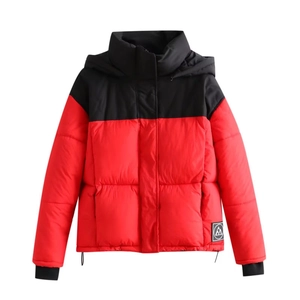 Veste matelassée bicolore rouge et noire avec capuche et fermeture éclair frontale