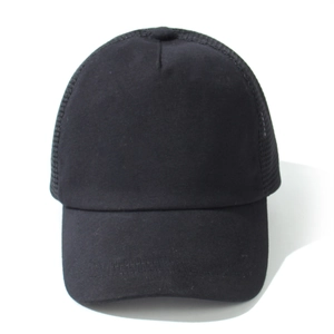Nahaufnahme einer schlichten schwarzen Kinder-Mesh-Basecap für sommerlichen Sonnenschutz