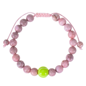 Dettaglio di perle in pietra zebra rosa e ciondolo a pallina da tennis verde fluo
